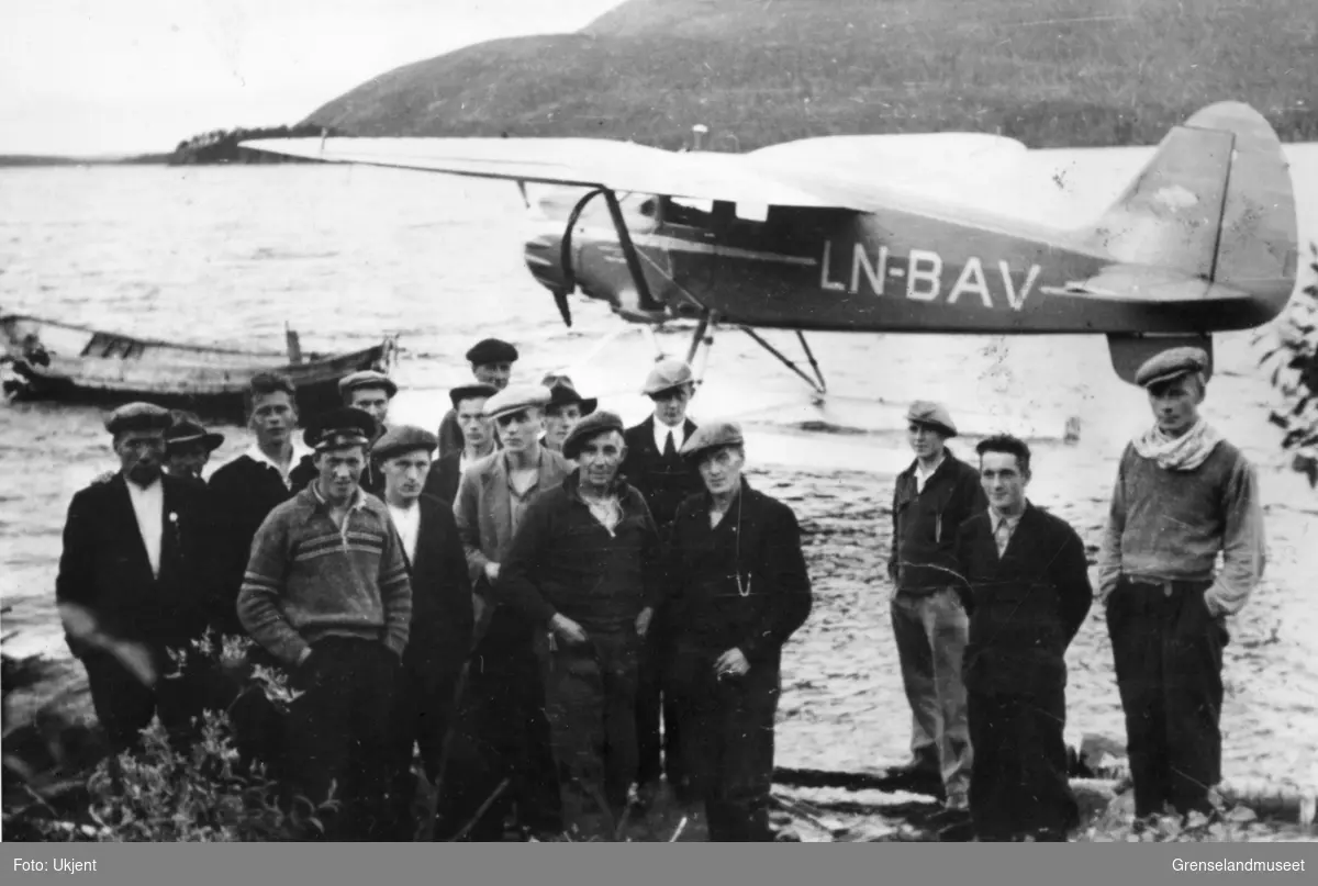 Menn fotografert foran Widerøes sjøfly ved Vaggetem i Pasvik, 1937
