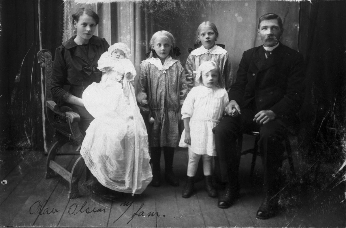 Studioportrett av Olav Olsen med familie.