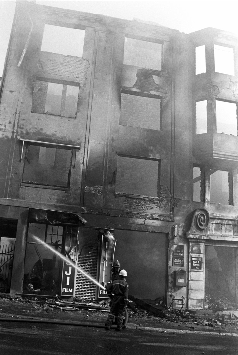 Brannslukking under bybrannen i 1992.