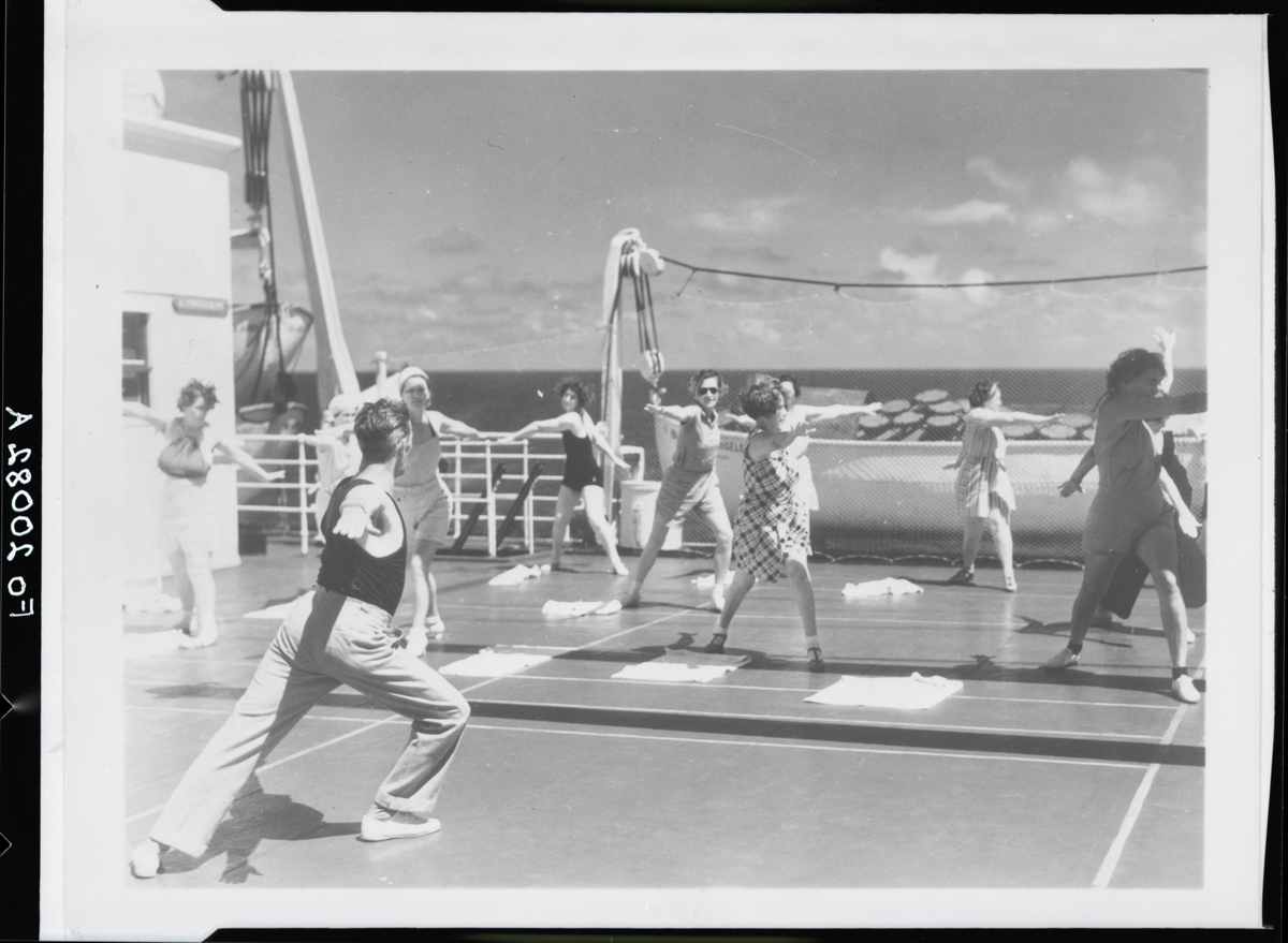 Passagerare utövar gymnastik under kryssning i Söderhavet 1932 ombord på passagerarfartyget CITY OF LOS ANGELES.