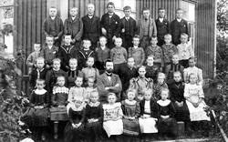 Sanne og Solli bruksskole i Tune ca. 1910.
I midten lærer O