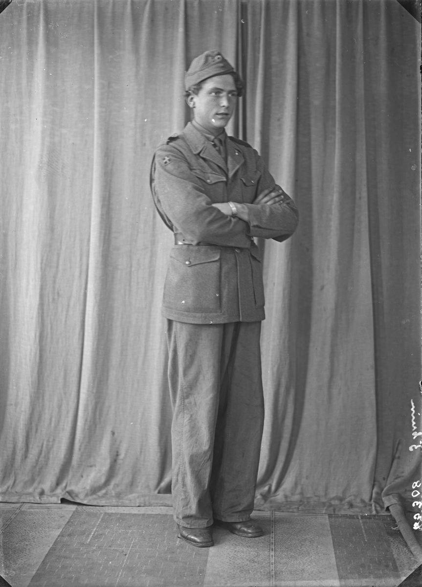 Portrett. Ung mann i uniform. Bestillt av Otto Staudard Svartevik. Sunhordaland.