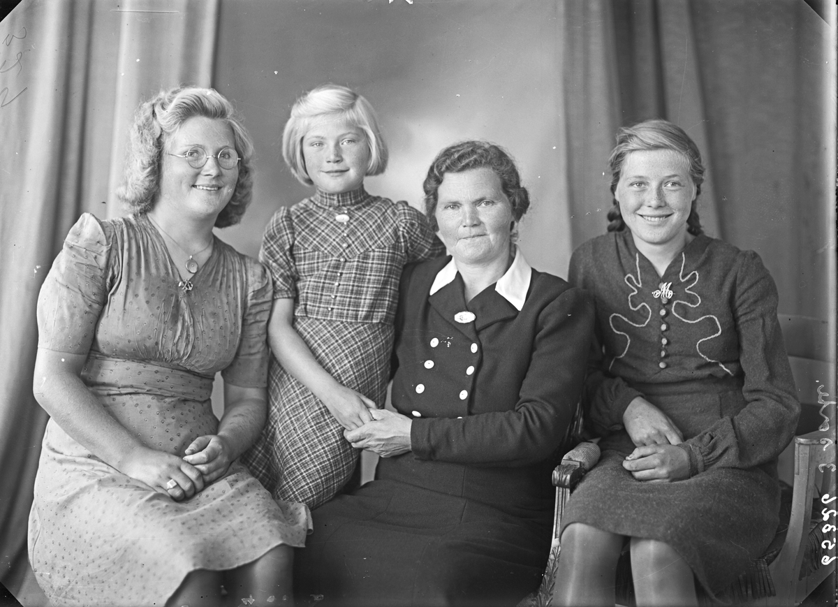 Gruppebilde. Familiegruppe på fire. Kvinne med ung kvinne, pike og yngre pike. Bestillt av Ragna Emberland. Tjernagel.