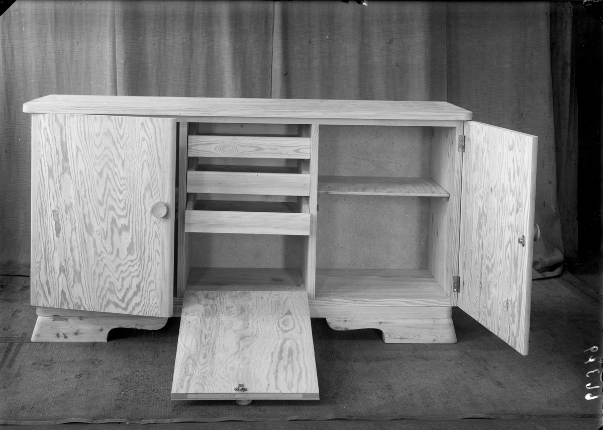 Møbel. 5 forskjellige skap. Kopi. Bestilt av Snekker Thorsen. Sakkestad.