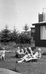 Barn i lek, sommer og tidlig  vår