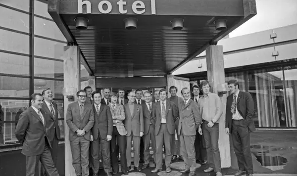 Mange smilende personer foran inngangspartiet på Park Hotel 