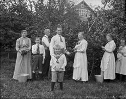 Gruppebilde. 3 kvinner, 2 gutter, en pike og 2 menn henter f