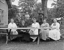 Gruppebilde. Familie. I forgrunnen 4 kvinner og en mann ved 