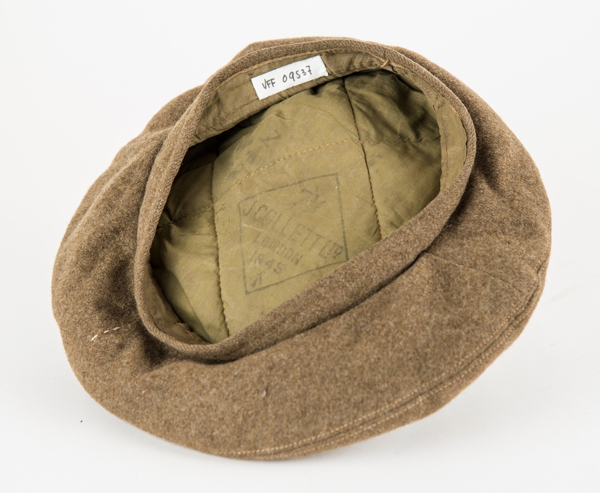 Militærlue, "Beret" i brun-grønt ulltøy. Merka inni med J. Collett Ltd. Londom 1945