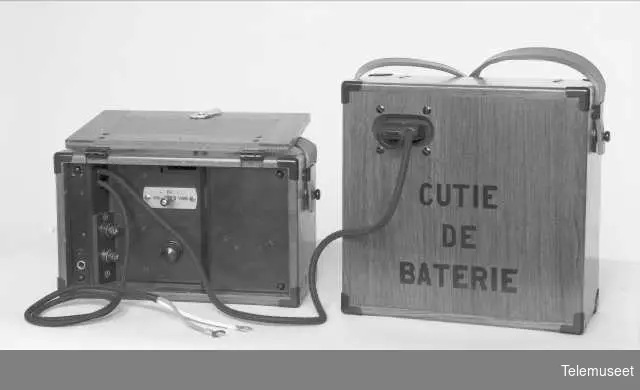 Forsterker med batterikasse (åpen), Romania, Elektrisk Bureau.