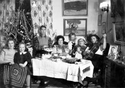 Julehøytid i Norumsvei hjemme hos Lilly og Ivar Hovland, Skj