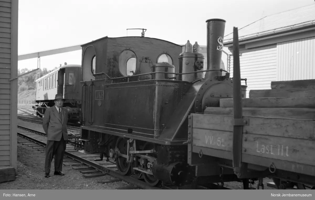 Lokomotivfører Hans Hansen Sjønstå ved siden av Sulitjelmabanens damplokomotiv "LOKE", før forsendel