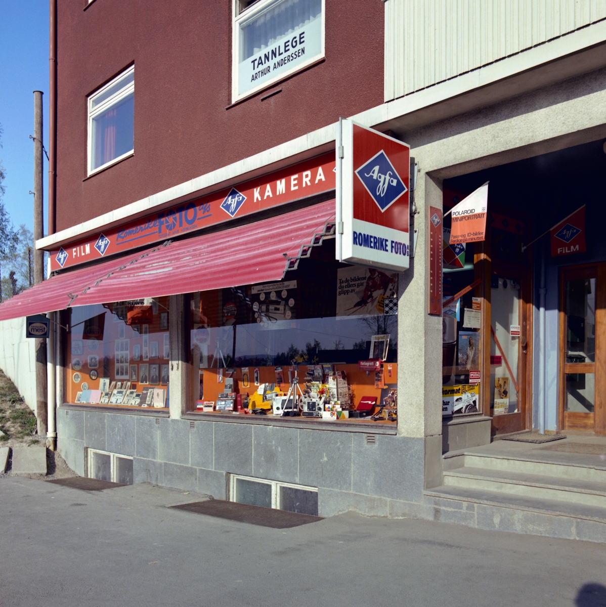 Fasader av  Romerike fotoforretninger og Torleiv Imbsen skobutikk