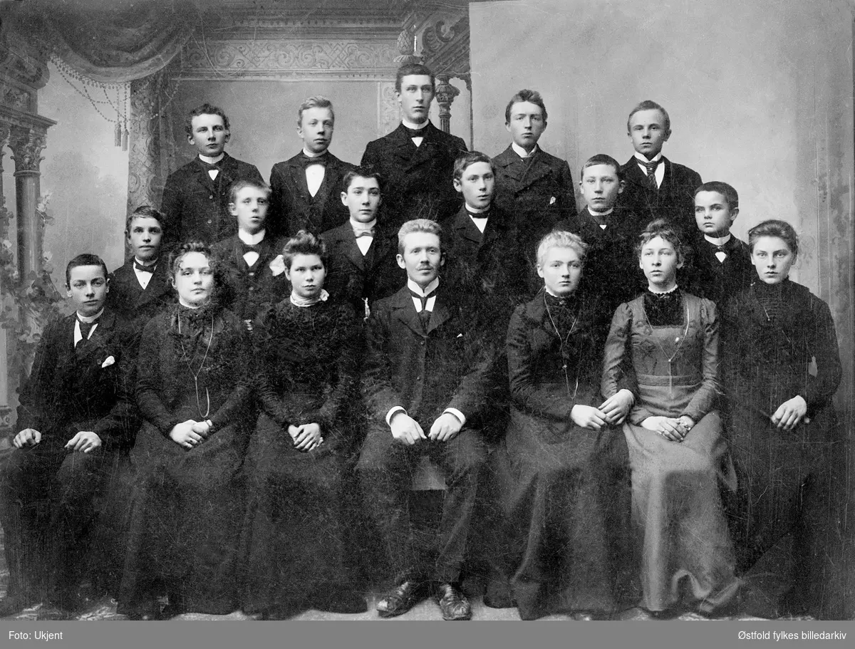 Klokkergården skole i Råde 1900 med lærer Roer, fra Haugen. Antakelig framhaldsskole. Elevene er ukjente.