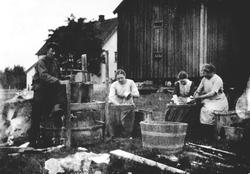 Garving på Laugslet i Trøgstad 1917. Fra v.: Lars Geiterud, 