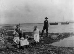 Båtstøa med vòren og lunnane på Strandly kring 1920. Schevi