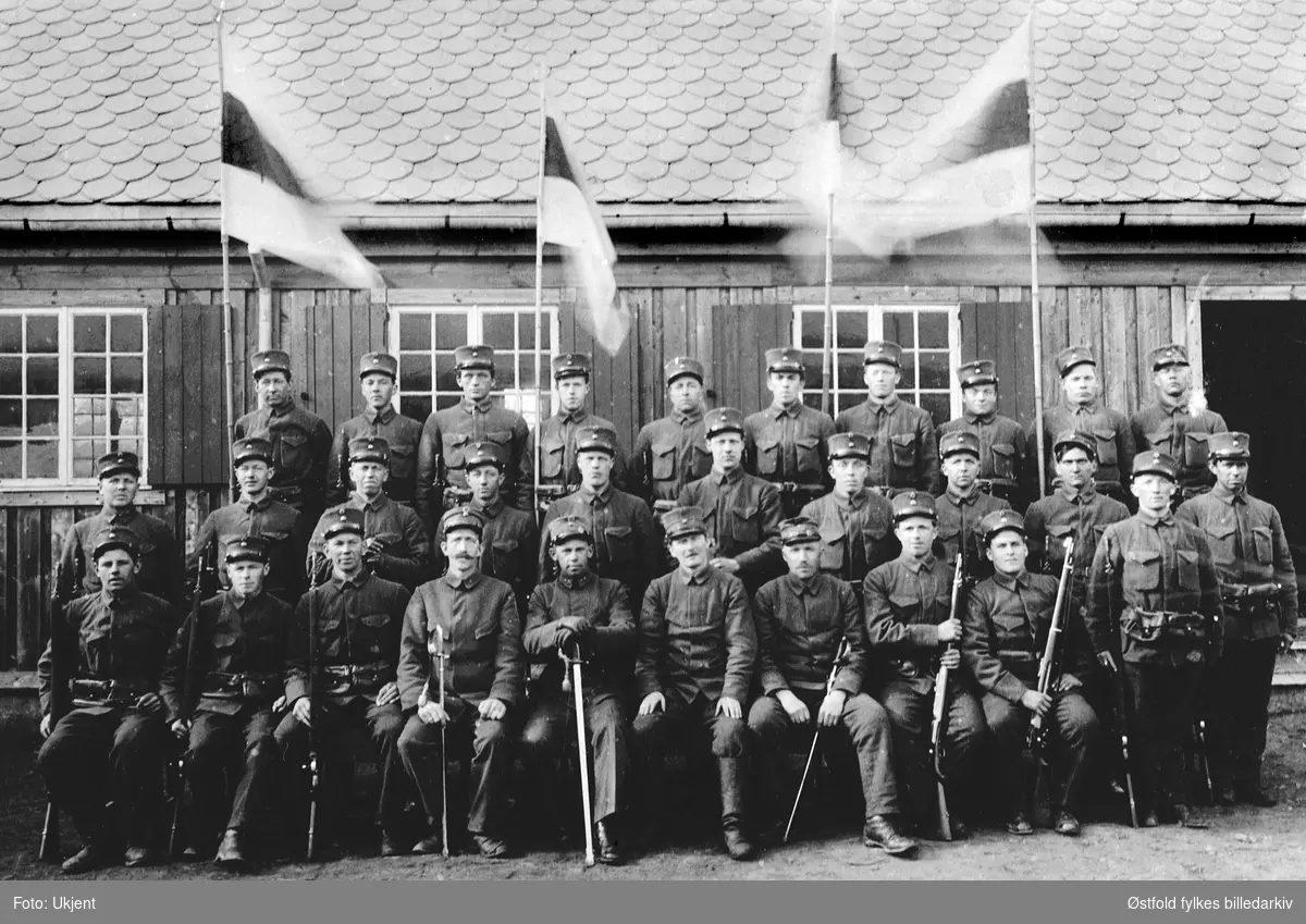 Soldater på Trøgstad fort i 1917. 
2. rekke nr. 3: Peter Årstad.
3. rekke nr. 8: Johan Kallak, Kurud (eier av bildet)
Soldatene forøvrig  er ukjente.