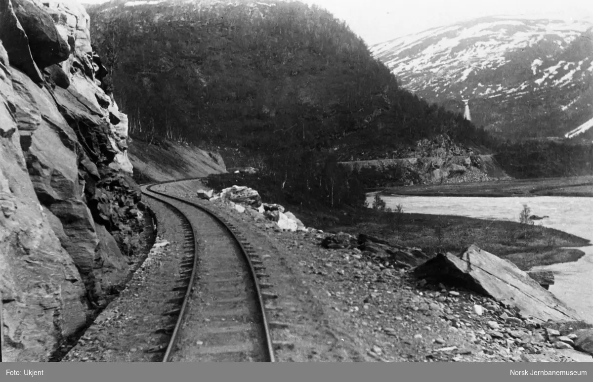 Jernbanelinjen ovenfor Ågifjellet holdeplass, vis a vis Stormo