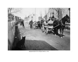 Bagasjetransport i Sjøgata.Utenfor Fru Haugans Hotell.