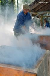Varmrøyking av fisk i Norsk Skogmuseums friluftsamling på Pr