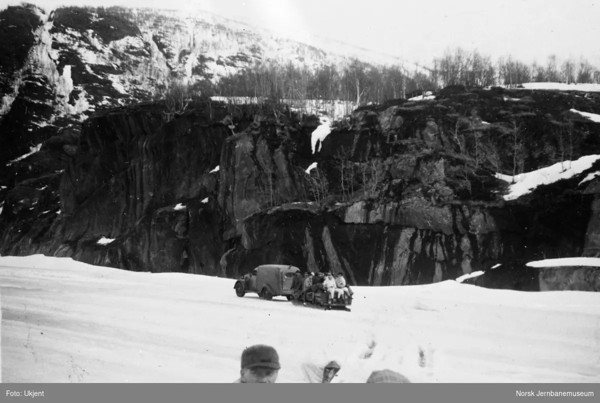 Varebil med passasjertilhenger på isen på Øvervatnet kjører mot Sjønstå