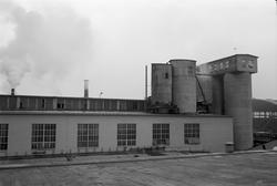 Piper og siloer på taket av B 103. Oversikt fra øst.