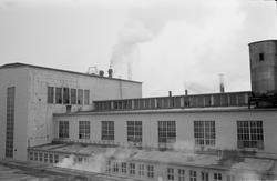 Piper og siloer på taket av B 103. Oversikt fra øst.