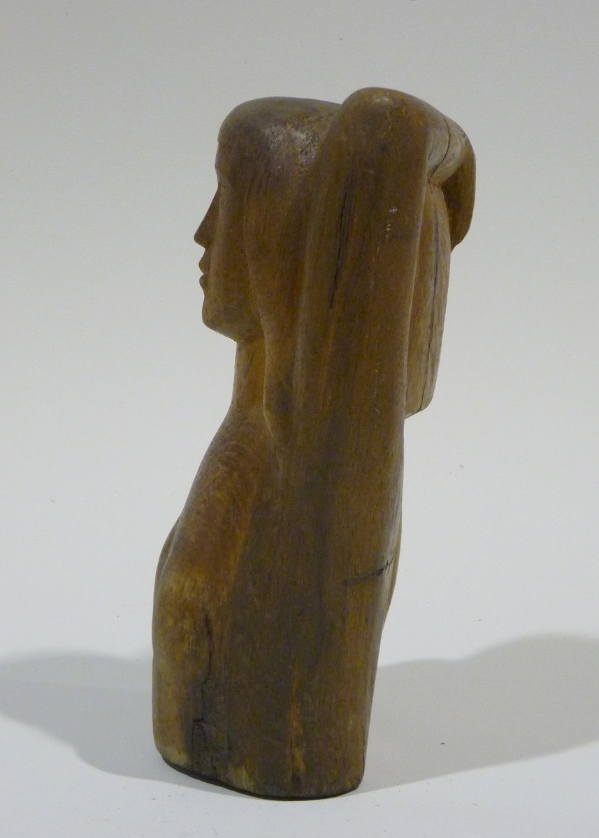 Kvinnotorso med höger arm över huvudet [Träskulptur]