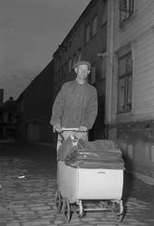 Pakking og distribusjon av Adresseavisen om morgenen