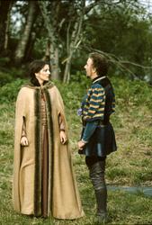 Skuespillere på friluftsscene.