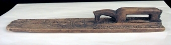 Mangelbräde med skulpterat, hästformat handtag. Skuren dekor i form av tulpan-och rosettornament. Märkt vid handtaget "ANNO 1783" och framför detsamma "KID".