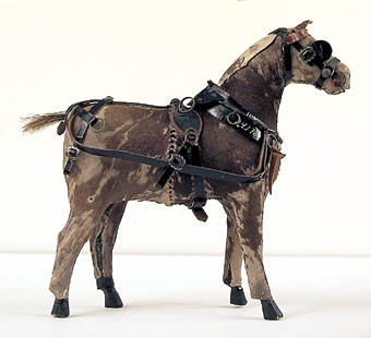 Enl liggare: "Häst, skinnbeklädd, med betsel och sele, välgjord (leksak)"
"Samtliga leksaker har tillhört frkn Dehlén o. hennes syskon"