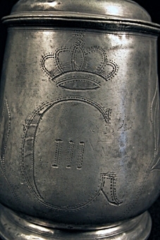 Dryckesstop av tenn, ciselerad med Gustav IIIÂ´s bild på locket och märkt i botten 1770.
