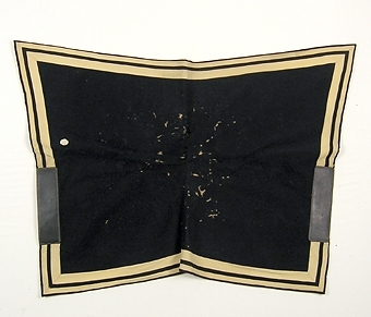 Enl liggare:
"Schabrak = sadeltäcke, af blått kläde med gula kantlister af kläde, tillhört officer vid Västgöta Regemente"

Rester av svart färgskikt på linnefodret. Förstärkning av läder på sidorna.