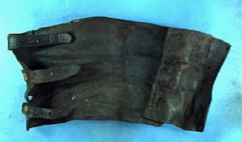 SMIDE
Enligt liggaren inköpt för "1:-". "läderdamask för smed. Användes (parvis) som gnistskydd för strumporna, då smeden begagnade träskor."