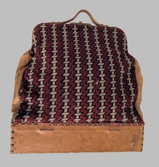 Enl liggare:
"Resväska, med korsstygnsbroderi, i botten trälåda överklädd med läder och lås. Längd 43 cm