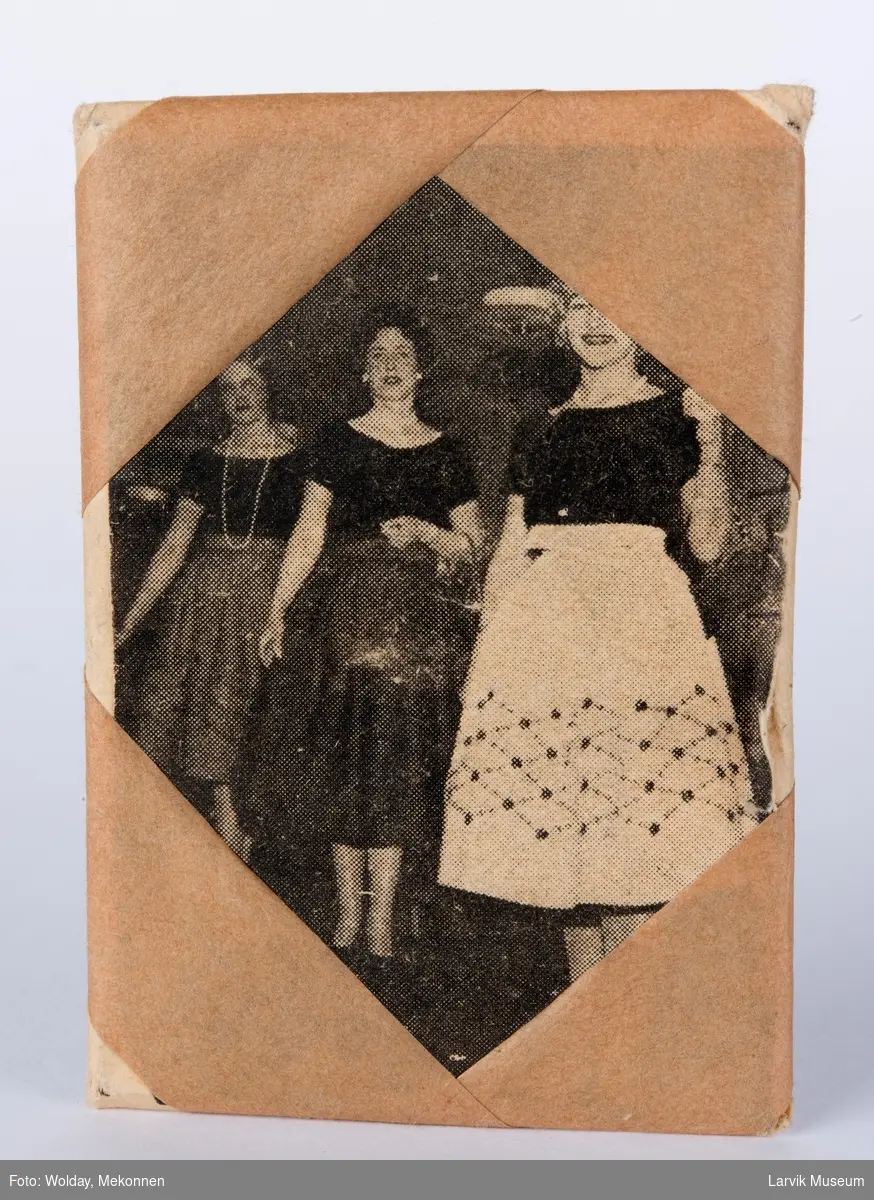 Bilde av tre damer på klisjéet det er innpakket i papir