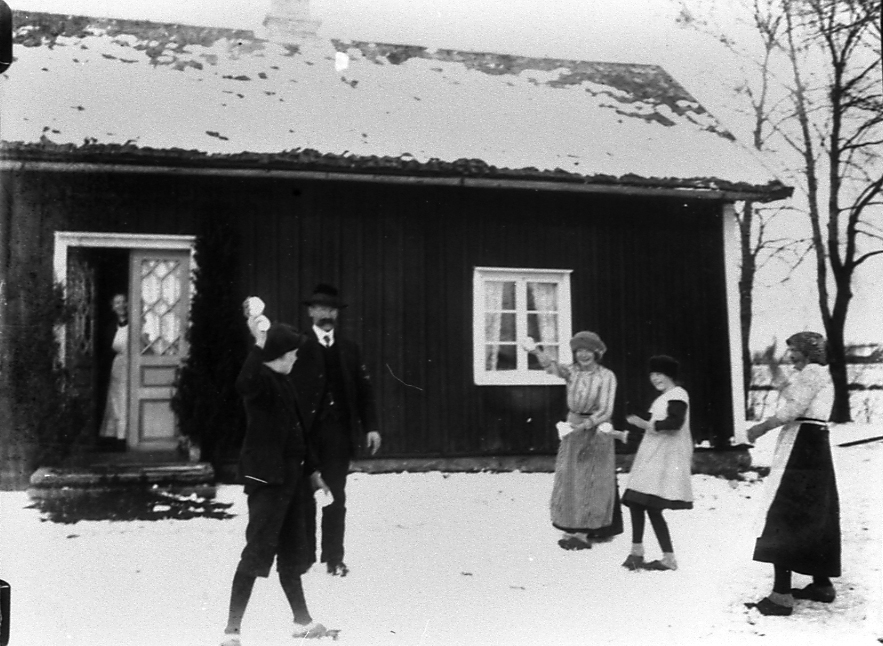 Snöbollskrig på Veken. I dörren Sanfrids hustru Lovisa hansdotter. Karl på Veken, Aron Eriksson Ulricehamn, syskonen Berta, Ebba och Hilma på Veken.