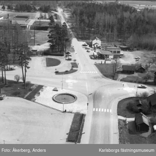 Flygfoto över delar av Karlsborg, järnvägens tjänstebostäder syns närmast och del av södra torget. Foto: Anders Åkerberg, 1973. Endast neg finns.
