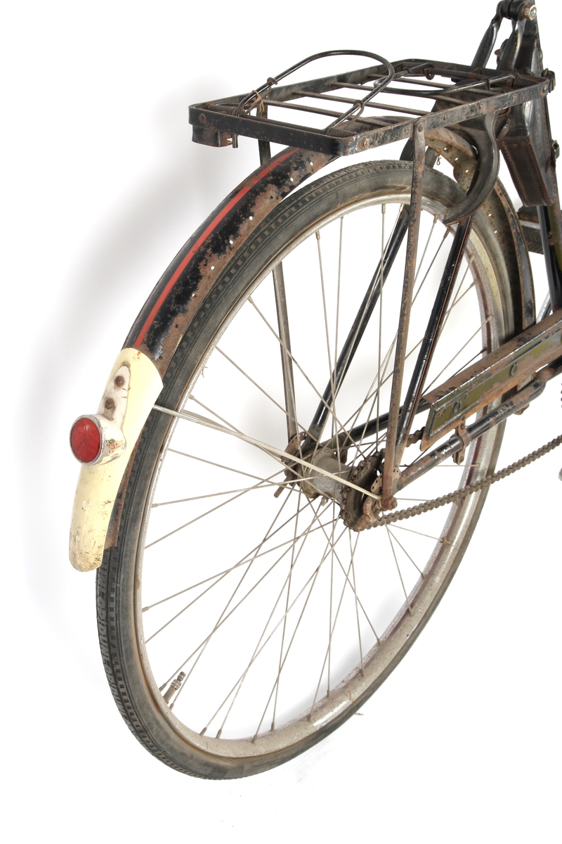 Svartlakkert damesykkel med taske til verktøy under setet. Sykkelen har Torpedo frinav med innebygd trommelbrems.