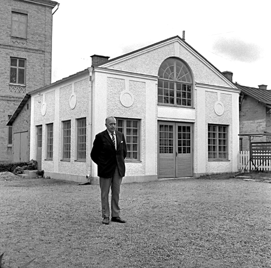 Skara.
Kvarteret Björken nr. 1, Surbrunnsgatan 5. 
Snickarmästare G. Stenström utanför faderns verkstad, inne på gården.