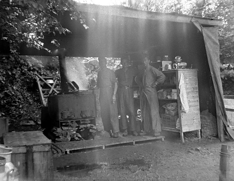 Thure Elgåsen, f. 26/6-1910. d. 6/9-1985. Tivedenkännare, konsthantverkare, scoutledare och hembygdsföreningsman. Övrig information se personarkiv i Väster- götlands museum, Skara.