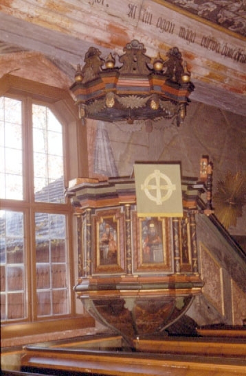 Den spånklädda timmerkyrkan från 1400-talets senare del är en av Sveriges få bevarade medeltida träkyrkor. Den förlängdes mot öster med ett tresidigt kor 1684. Sakristian byggdes 1705 och takryttaren 1735. Interiören har takmålningar från 1757. Altaruppsatsen härrör från 1696. Ett triumfkrucifix och ett Mariaskåp härrör från 1200-talet liksom dopfunten av täljsten.
Information hämtad i NE:http://www.ne.se/jsp/search/article.jsp?i_art_id=351766
Nationalencyklopedin 2002-09-10