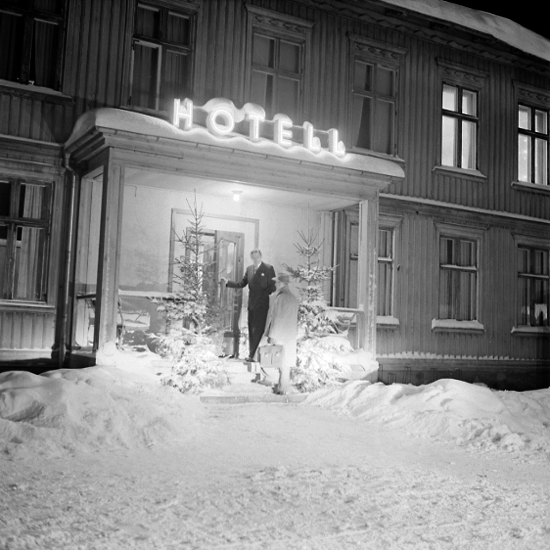 Vinterkväll, Järnvägshotellet. 
Källarmästare Eliasson tar emot sen gäst, 1958.