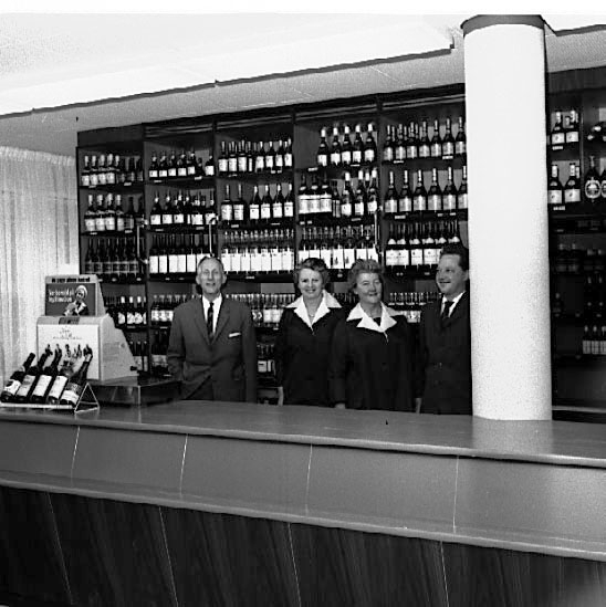 Skara. Systembolaget, personalen i Nya butiken 1964.