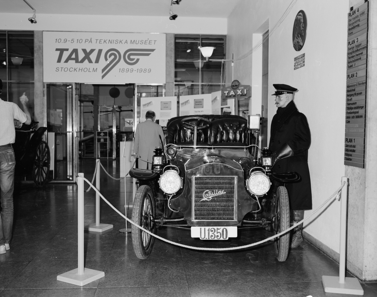 Utställningen Stockholm Taxi 90 år, 1989-09-10 - 1989-10-05. Utställningsansvarig: Intendent Gert Ekström. Cadillac 1905, ägare Lars Malmberg, Sollentuna.
