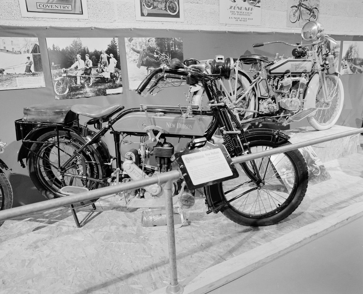 Dokumentation av "Motorcykeln 100 år" i Wallenberghallen. Motorcykel, New Hudson.