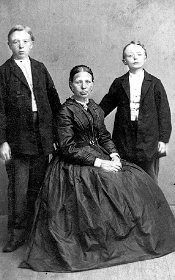 Fru Jonsson med sönerna Carl och John