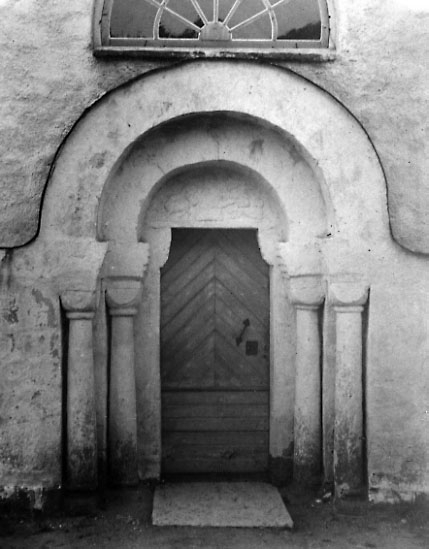 Södra Vings socken. 
Kyrkan, södra portalen.