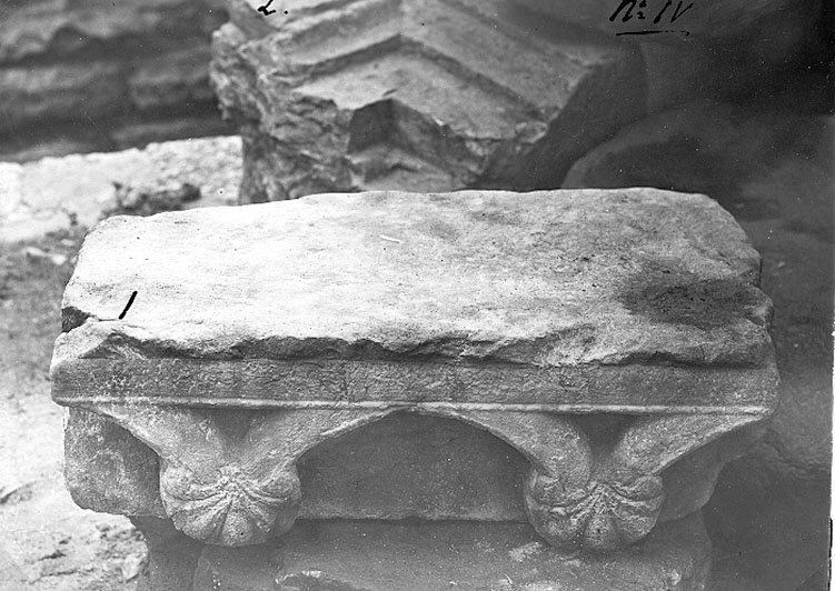 Skara. 
Skulpterade stenar funna på tomt 9 och tomt 81 i Skara. 
(Text se bilden).